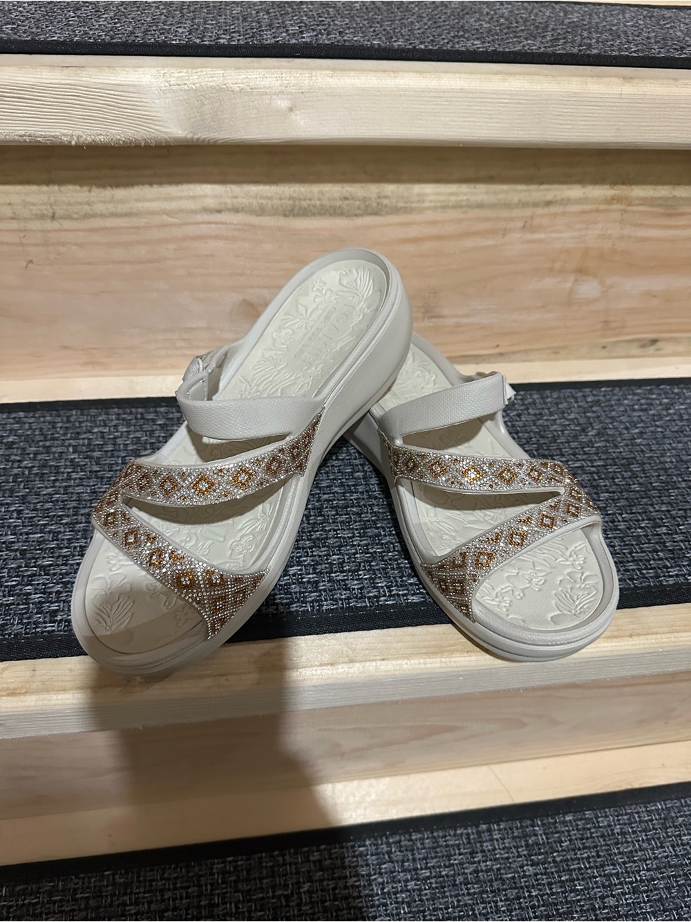 Skechers Arch Fit White Slide Sandals with Gold Beaded Straps Like new size 9